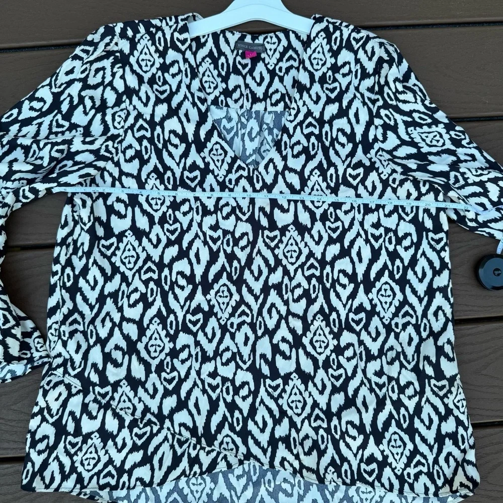 Vince Camuto Flutter Bell Sleeve V-neck Etched Geo Blouse Large - Picture 11 of 12